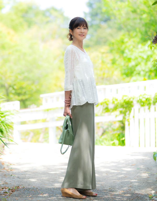 Style.1美術館の静かな空間になじむ、上品で知的なスタイル