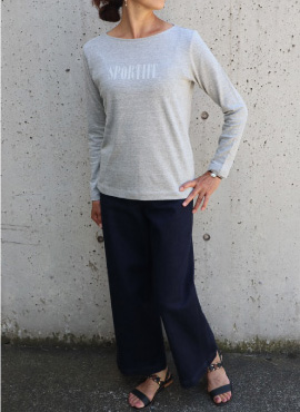 ロゴプリント長袖Tシャツ×デニムワイドパンツ