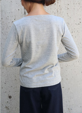 ロゴプリント長袖Tシャツ×デニムワイドパンツ