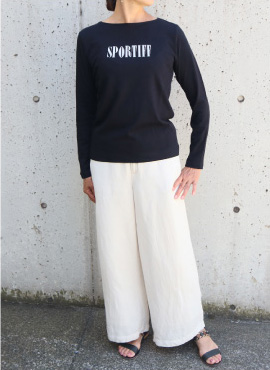 ロゴプリント長袖Tシャツ×デニムワイドパンツ