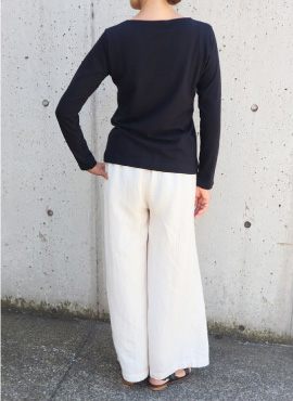 ロゴプリント長袖Tシャツ×デニムワイドパンツ