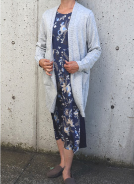 長袖ロングニットカーディガン×長袖ワンピース