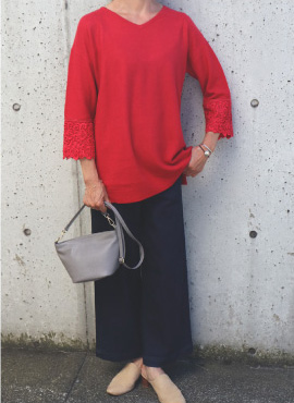 7分袖ニットチュニック×デニムワイドパンツ×ショルダーバッグ