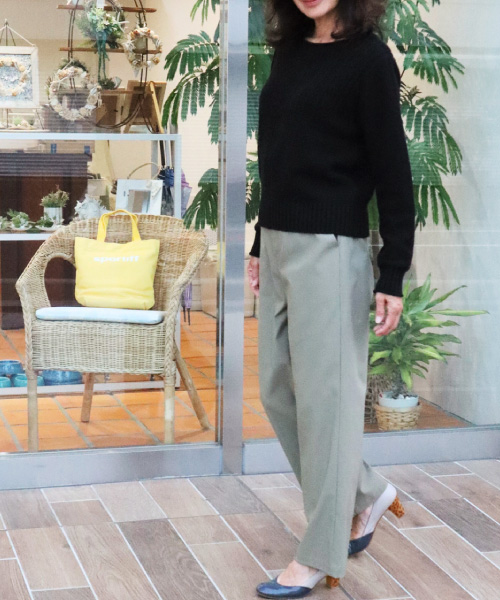 長袖ニットプルオーバー×ワイドパンツ