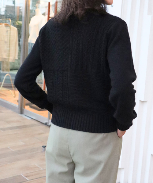 長袖ニットプルオーバー×ワイドパンツ