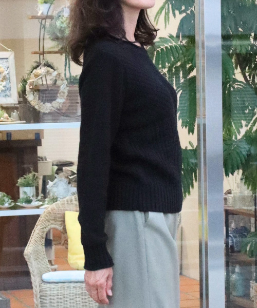 長袖ニットプルオーバー×ワイドパンツ