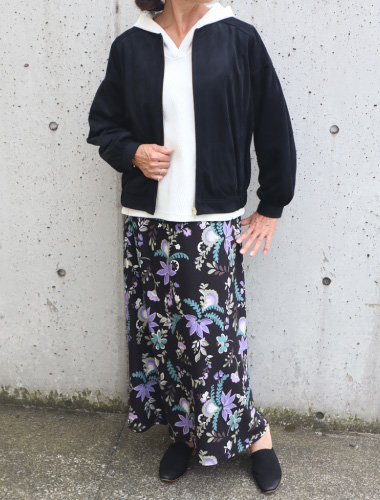 ブラックブルゾン×アイボリーフーデイ×柄ロングスカート01