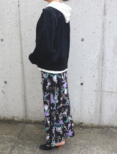 ブラックブルゾン×アイボリーフーデイ×柄ロングスカート02