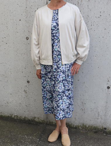 ベージュブルゾン×小花柄ワンピース01