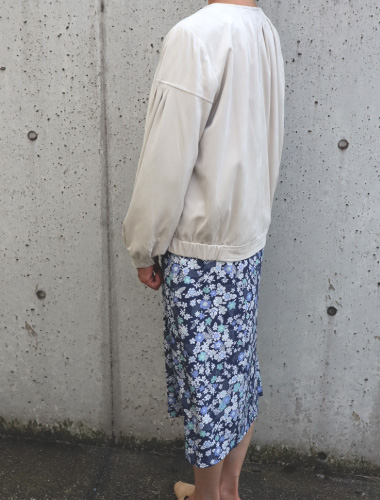 ベージュブルゾン×小花柄ワンピース02