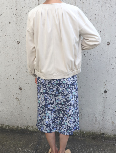 ベージュブルゾン×小花柄ワンピース03