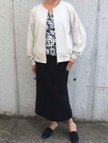 ベージュブルゾン×小花柄トップス×ブラックタイトスカート01