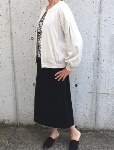 ベージュブルゾン×小花柄トップス×ブラックタイトスカート02