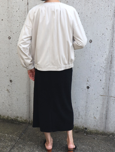 ベージュブルゾン×小花柄トップス×ブラックタイトスカート03