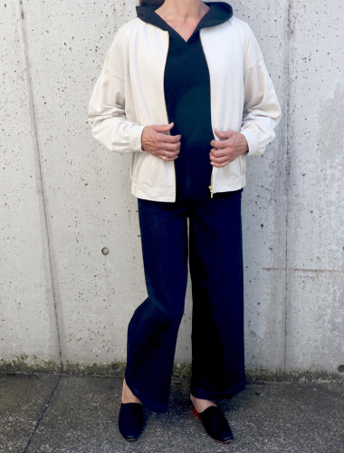 ベージュブルゾン×ブラックフーディ×デニムワイドパンツ01