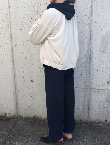 ベージュブルゾン×ブラックフーディ×デニムワイドパンツ02
