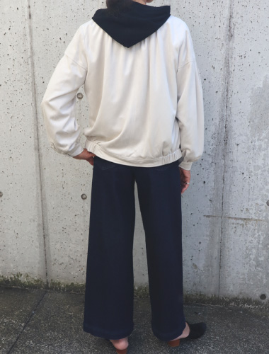 ベージュブルゾン×ブラックフーディ×デニムワイドパンツ03