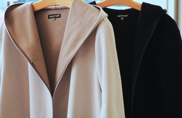 軽やかなフーデットコート