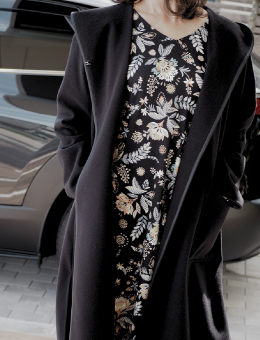 軽やかなフーデットコート