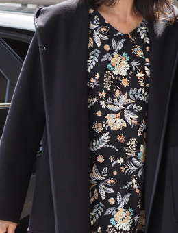 軽やかなフーデットコート