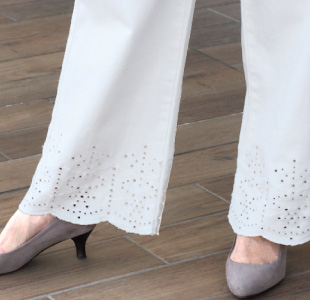 カットワーク刺しゅうパンツ¥26,180 オフホワイト