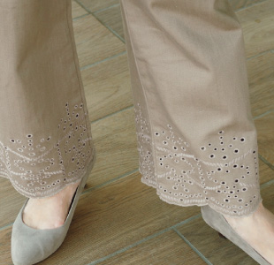 カットワーク刺しゅうパンツ¥26,180 モカチャ
