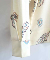 カフス幅があるので持ち上げるとふわっと7分袖になります