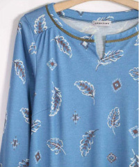 上品なスリットネックがアクセント