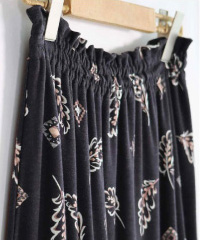 シャーリングのウエストゴム仕様なためトップスインスタイルも楽しめます