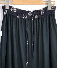 裏地付きで、ウエスト内側に共布の調節ヒモがあって便利