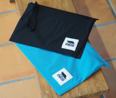 軽量でシワになりにくく、持ち運びにも便利。収納できる専用ポーチ付き。