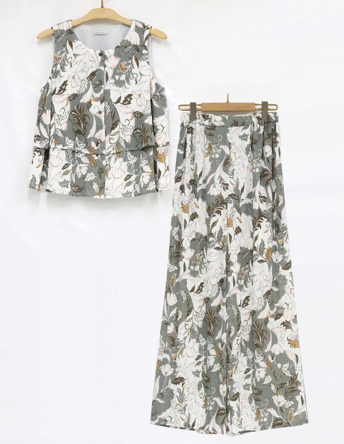 ノースリーブブラウス×ワイドパンツ