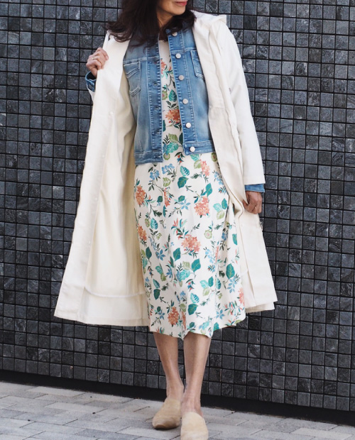 デニムジャケット×ライナー付フーデッドコート×⻑袖ワンピース