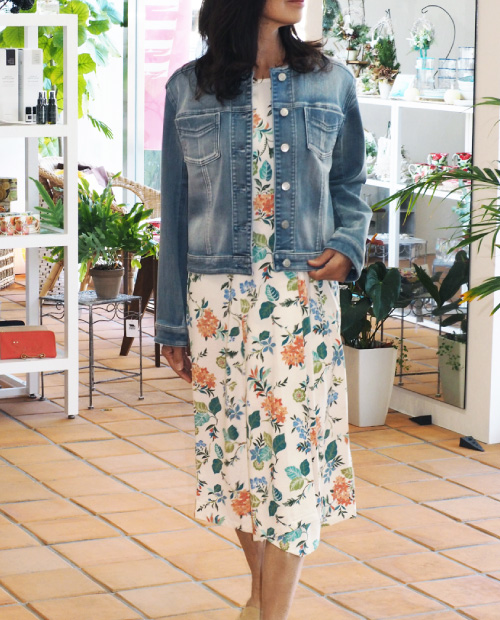 デニムジャケット×ライナー付フーデッドコート×⻑袖ワンピース