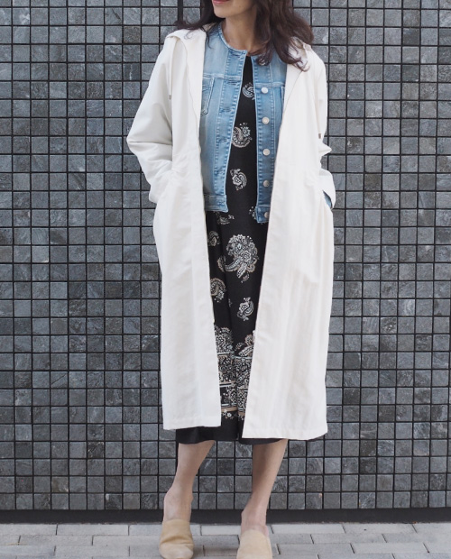 デニムジャケット×ライナー付フーデッドコート×7分袖ワンピース