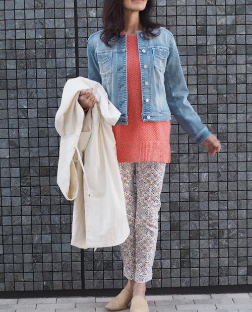 デニムジャケット×ライナー付フーデッドコート×⻑袖ニットチュニック×タイトスリムパンツ