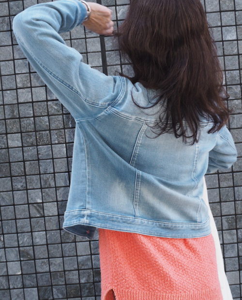 デニムジャケット×ライナー付フーデッドコート×⻑袖ニットチュニック×タイトスリムパンツ