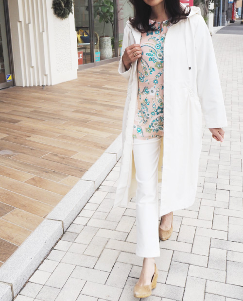 ライナー付フーデッドコート×8分袖チュニックブラウス×タイトスリムパンツ