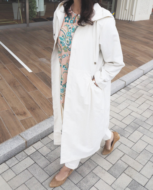 ライナー付フーデッドコート×8分袖チュニックブラウス×タイトスリムパンツ