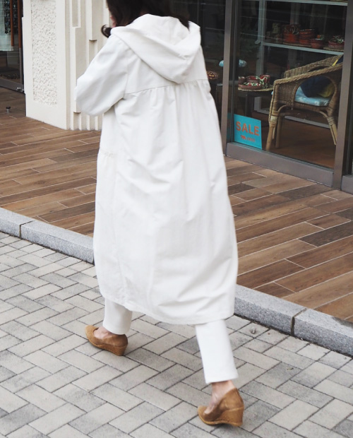 ライナー付フーデッドコート×8分袖チュニックブラウス×タイトスリムパンツ