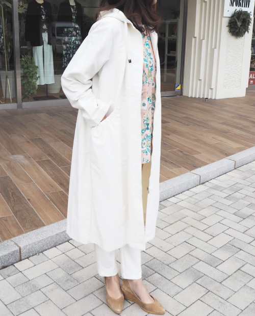 ライナー付フーデッドコート×8分袖チュニックブラウス×タイトスリムパンツ