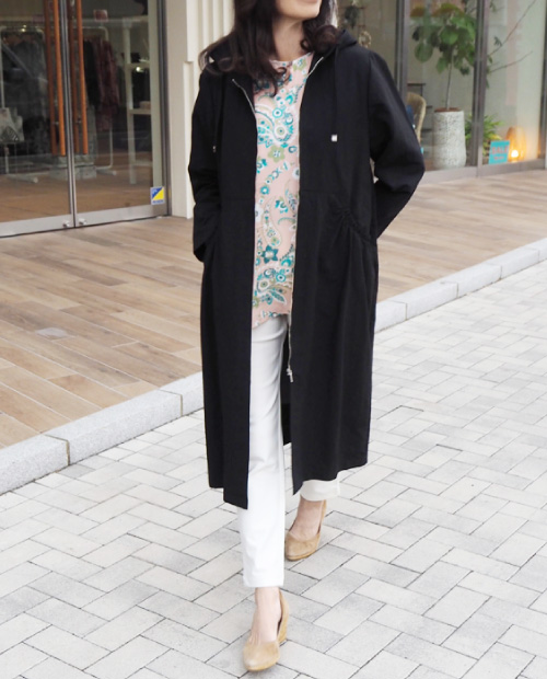 ライナー付フーデッドコート×8分袖チュニックブラウス×タイトスリムパンツ