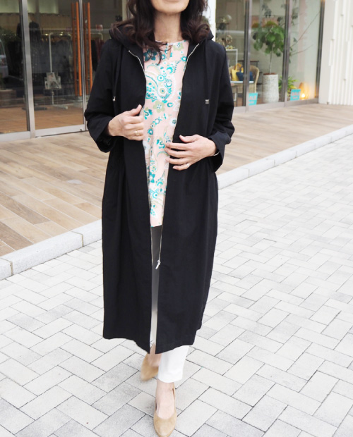 ライナー付フーデッドコート×8分袖チュニックブラウス×タイトスリムパンツ