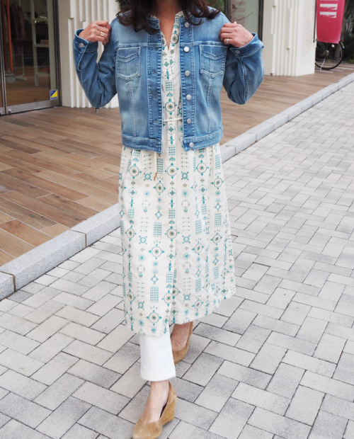 デニムジャケット×刺しゅう2WAY長袖ワンピース×タイトスリムパンツ