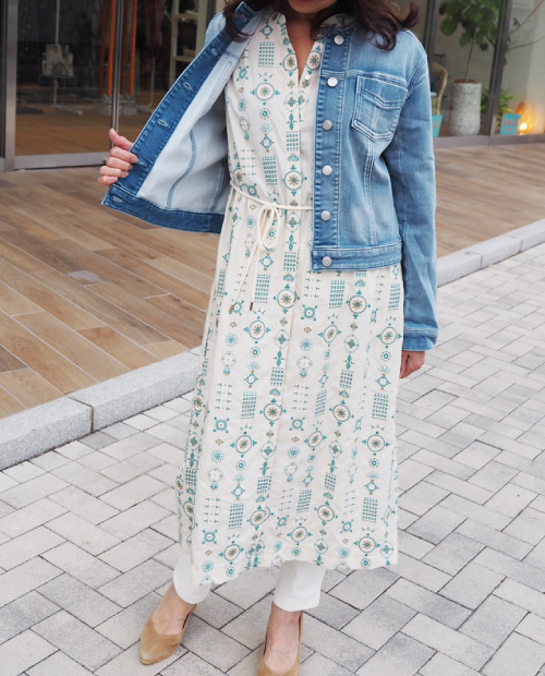デニムジャケット×刺しゅう2WAY長袖ワンピース×タイトスリムパンツ
