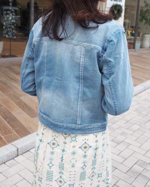 デニムジャケット×刺しゅう2WAY長袖ワンピース×タイトスリムパンツ