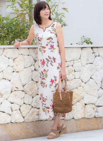 スリット⼊ノースリーブロングワンピース¥20,680