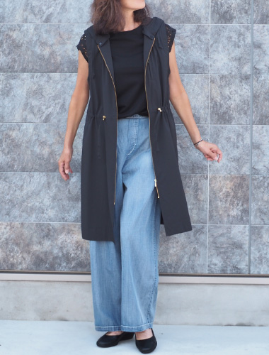 清涼感のあるインディゴワイドデニム×袖レーストップスにロングジレを重ねてスタイルアップ