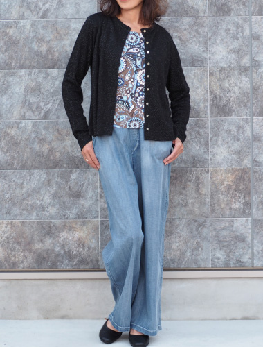 秋カラーでクラシカルな柄トップスに丈感絶妙なラメカーディガンを重ねワイドデニムで華奢見え