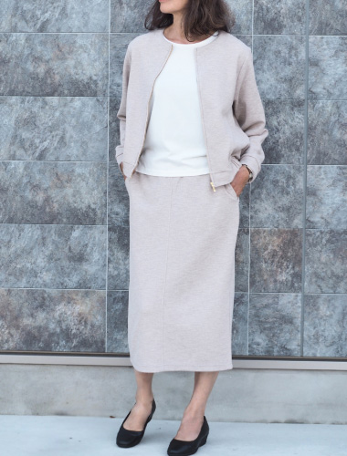 同素材のブルゾンとセットアップが楽しめて、快適なのに上品な秋の格上げスタイル。